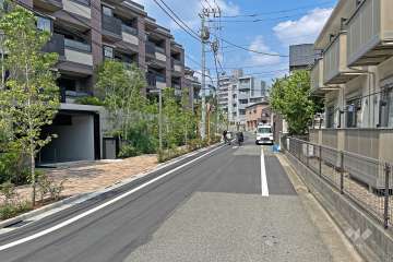 敷地の東側前面道路（南側から）