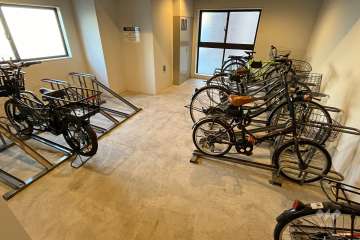 屋内に設けられた駐輪場