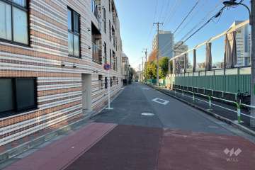 敷地の北側前面道路（東側から）