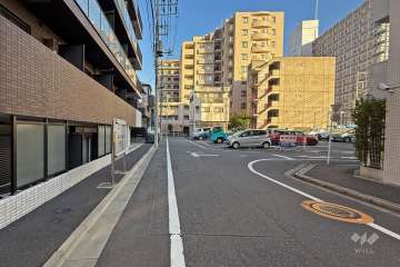 敷地南側の前面道路（西側から）