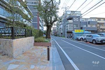 敷地の東側前面道路は福地蔵尊通りです（南側から）。