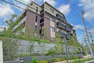 アトラスシティ千歳烏山グランスイート-風の棟の外観（南東側から）