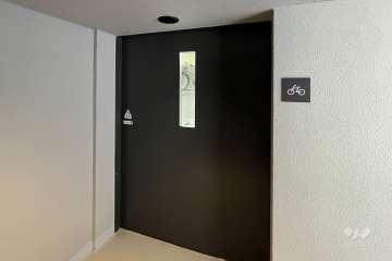 屋内に設けられた駐輪場の出入り口