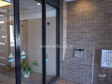 エントランスはオートロック付きです。