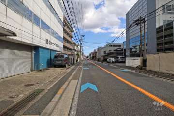 敷地南西側の前面道路(北西側から)