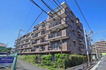 コスモ新川崎の外観(南側から)