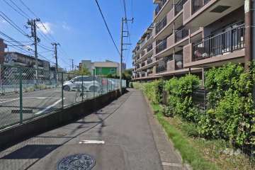 敷地南西側の通路(南東側から)