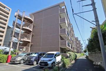 コスモ新川崎の外観(西側から)