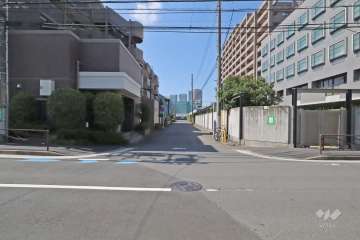 敷地北東側の前面道路(南東側から)