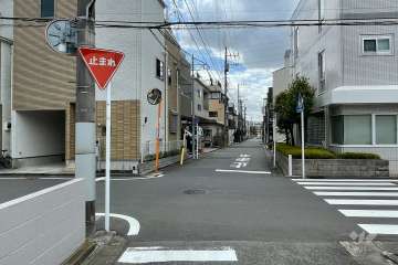 敷地の西側前面道路（北側から）
