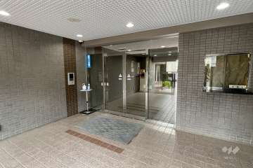 エントランスはオートロック付きです。