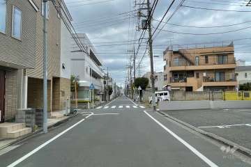 敷地の南側前面道路（東側から）