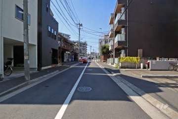 敷地南側の前面道路(東側から)