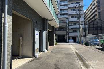 敷地南側の前面道路（西側から）
