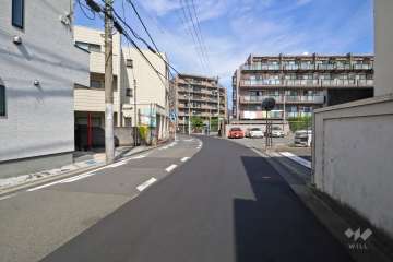 敷地北西側の前面道路（南西側から）
