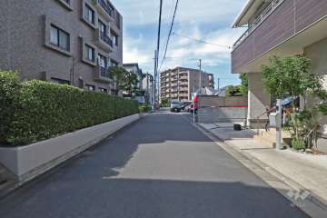 敷地北東側の前面道路（南東側から）