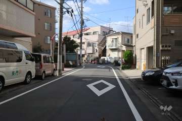 敷地北東側の前面道路