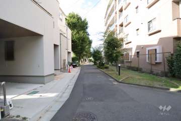 敷地西側の前面道路