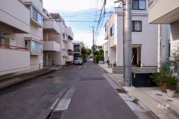 敷地北側の前面道路(東側から)