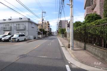 敷地南側の前面道路(東側から)