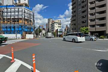 敷地西側の前面道路（南側から）
