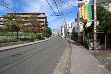 敷地南東側の前面道路(南西側から)