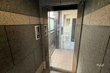 エントランスはオートロック付きです。