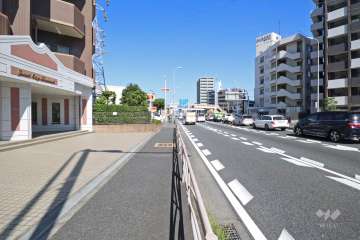 敷地南東側の前面道路（南西側から）