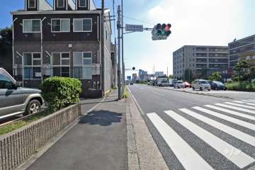 敷地西側の前面道路は国道1道です（北側から）。