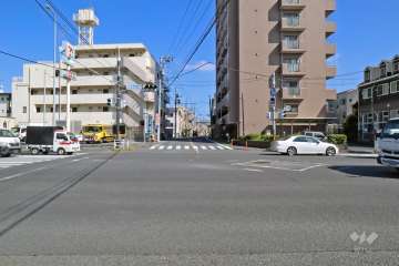 敷地北側の前面道路は小向本通りです（西側から）。