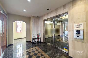 エントランスはオートロック付きです。