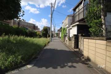 敷地北東側の前面道路(南東側から)