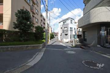 敷地南東側の前面道路(南西側から)