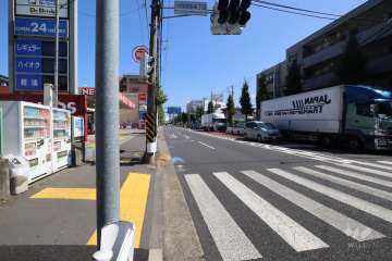 敷地南西側の前面道路(北西側から)