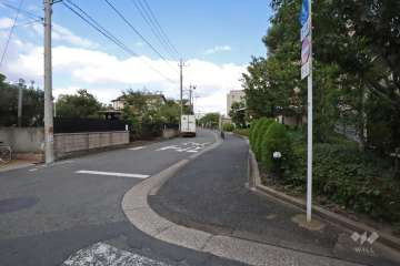 敷地北側の前面道路（西側から）