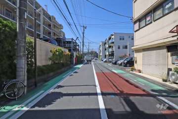 敷地北側の前面道路（東側から）