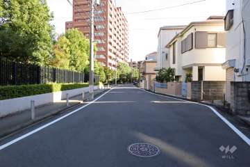 敷地西側の前面道路(北側から)