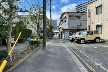 敷地の西側前面道路（北側から）