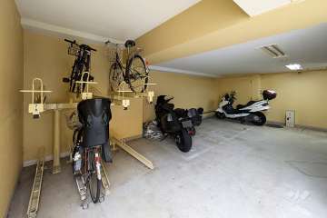屋内に設けられた駐輪場とバイク置き場