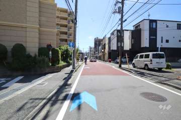 敷地西側の前面道路（北側から）