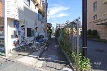 敷地北側の前面道路（西側から）