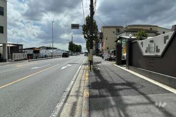 敷地の東側前面道路（北側から）