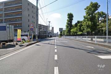 敷地北側の前面道路（東側から）