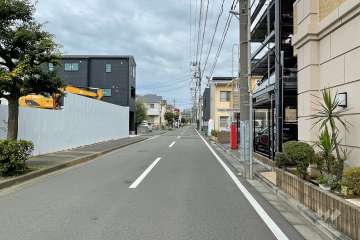 敷地西側の前面道路
