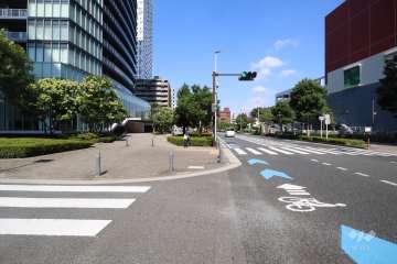 敷地東側の前面道路(南側から)