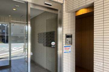 エントランスはオートロック付きです。