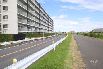 敷地東側の前面道路