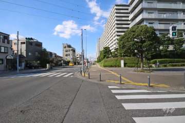 敷地西側の前面道路　