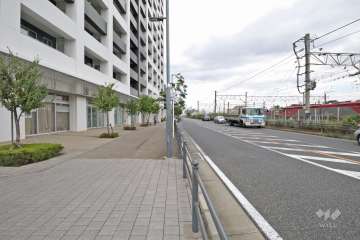 敷地東側の前面道路（南側から）