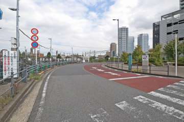 敷地北側の前面道路（西側から）